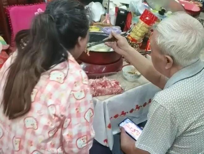 ����������Ů������Ź���²С���δ�ᣬ��˽����̽��������������ر�ץ��Ů����������ؿ��Ӷ��᲻�������������ж��ӣ���ͼ���������Ҽ�__����������